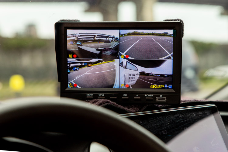 道路駕駛-行車紀錄器可切換視角