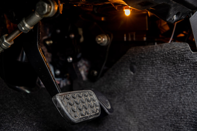 道路駕駛-腳踏板裝有安全燈方便教練查看