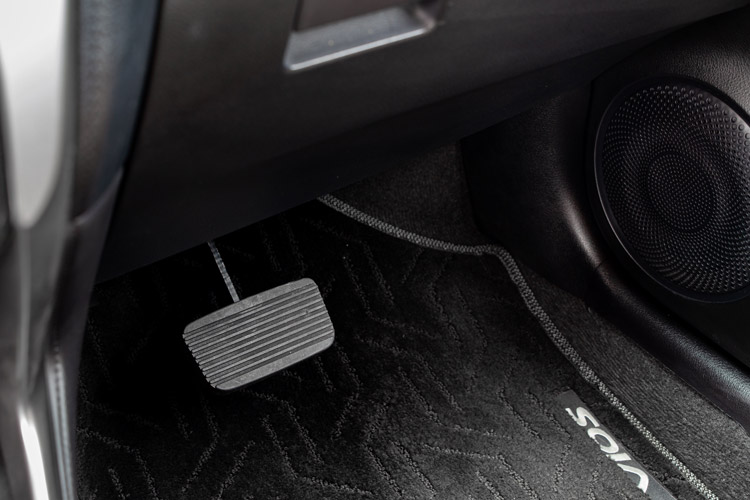 道路駕駛-副駕駛座配有煞車系統